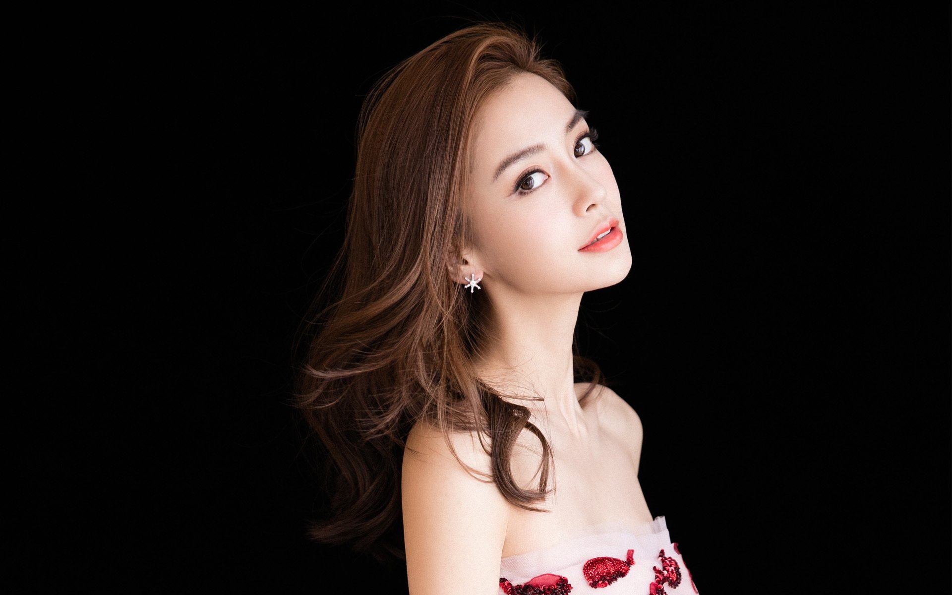 阿尔阿赫利签约新外援,增强进攻实力,阿赫拉尔